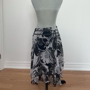 Black and white groovy flower pattern midi skirt